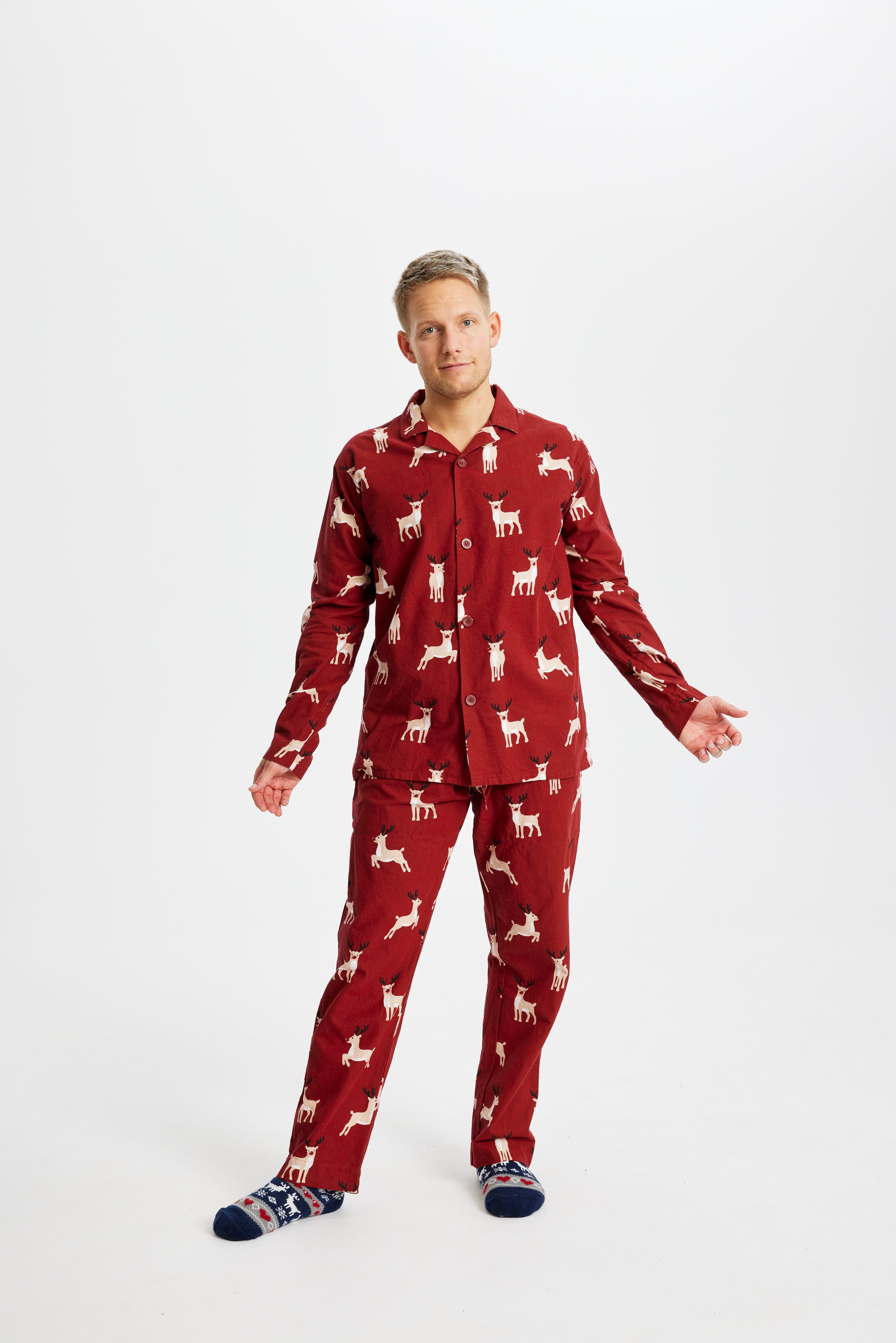 Roter Rentier Weihnachtspyjama Herren aus Flanell mit Knopfleiste und elastischem Bund.